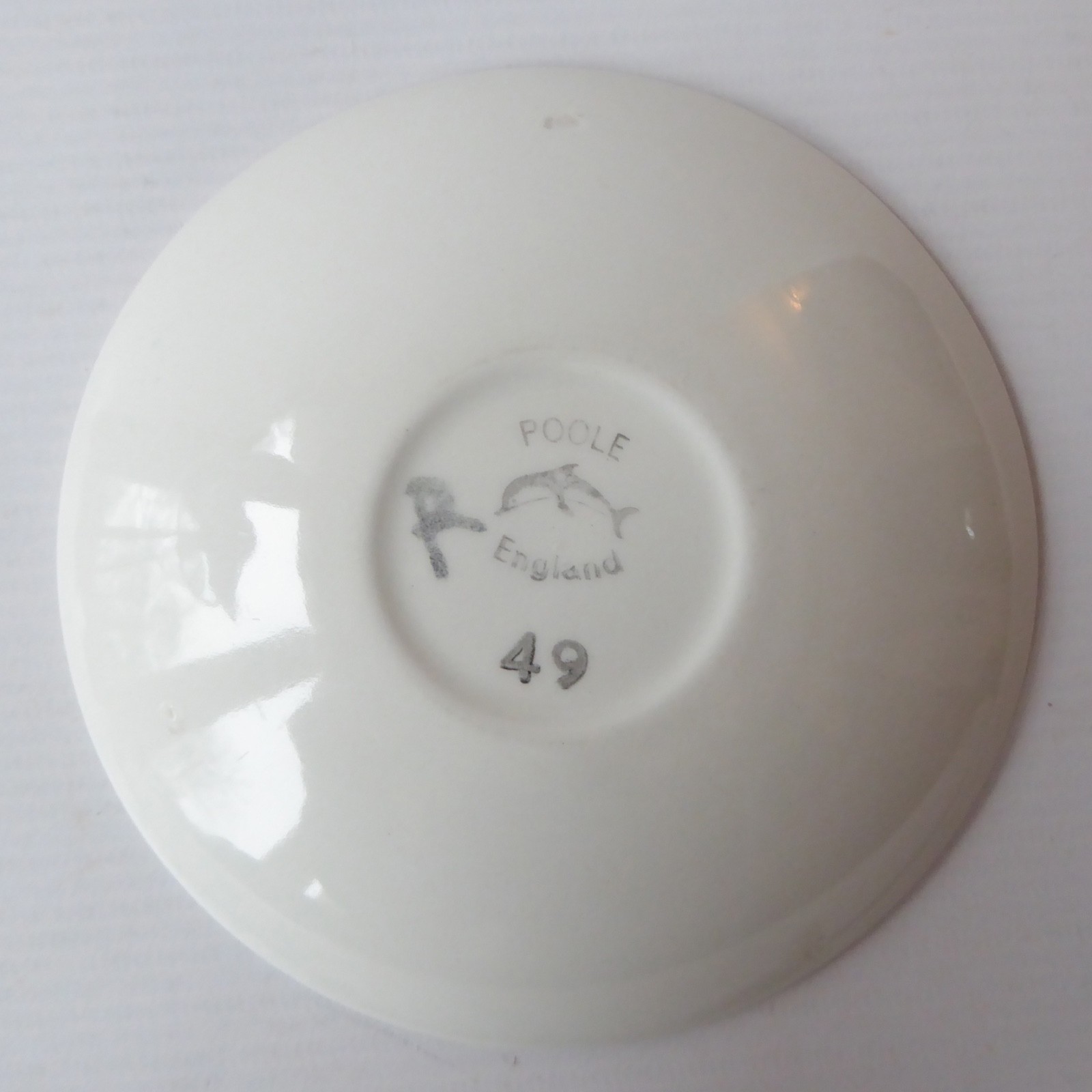 Poole pottery Delphis small orange plate, shape 49. Retro round orange signed R - Image 9