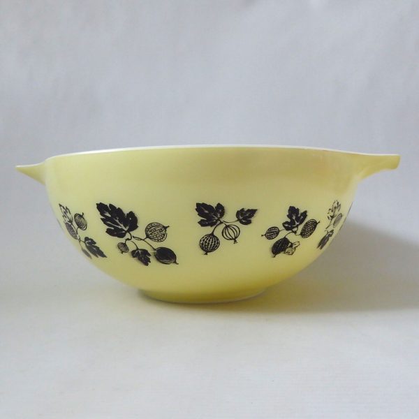 Pyrex JAJ Gooseberry large yellow mixing bowl. Vintage 1950s 444. No starflowers