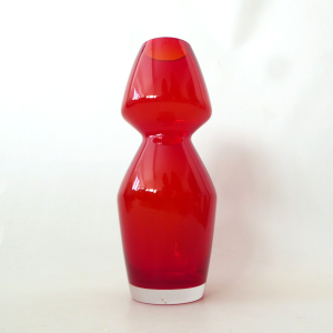 Riihimaki red art glass vase, Riihimäen Finland Scandinavian Maljakko 1479 1960s
