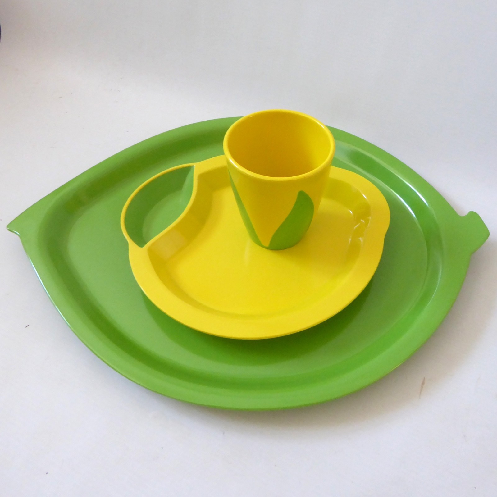 Robert Welch melamine kids lemon plate bowl, leaf tray & beaker. Green yellow - Image 3