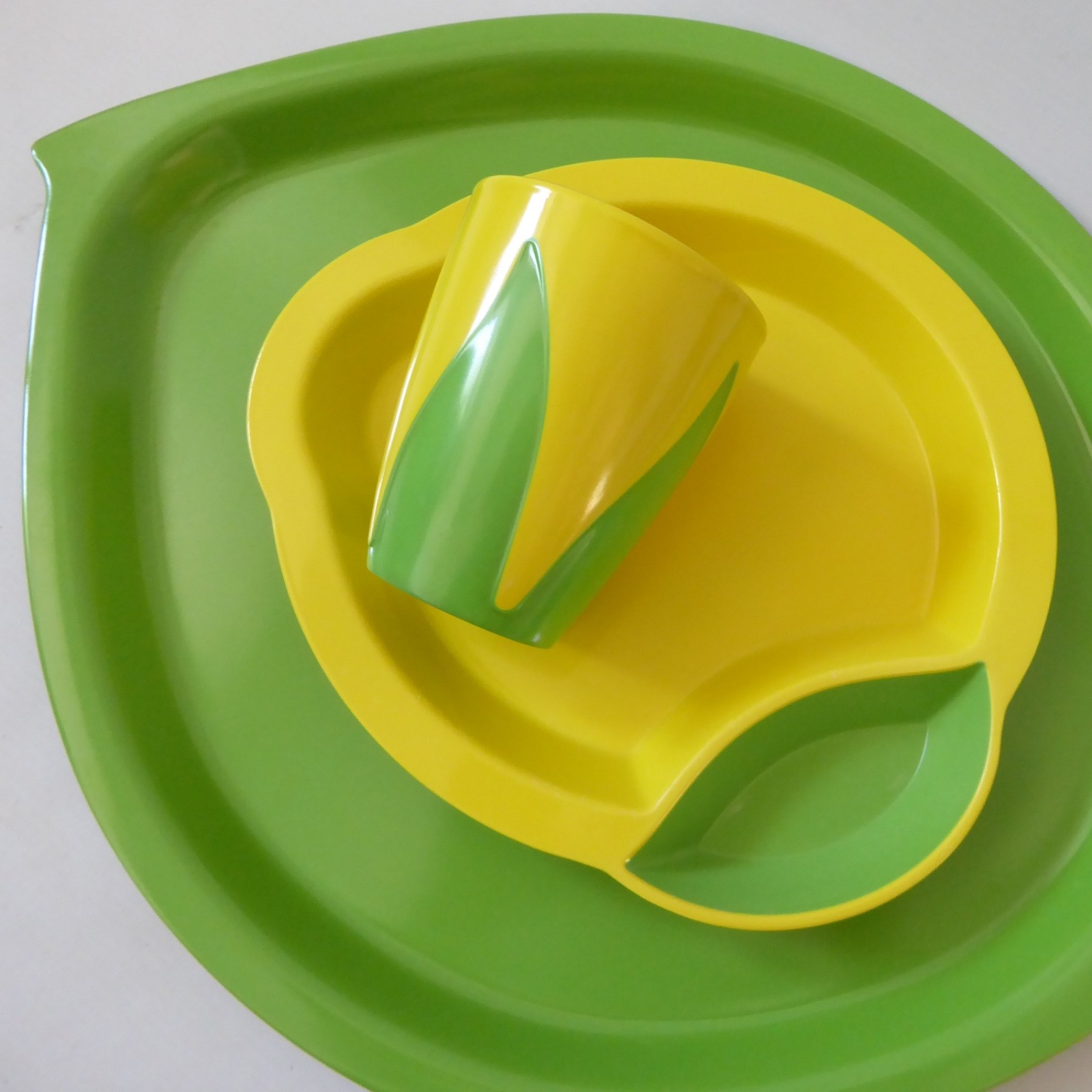 Robert Welch melamine kids lemon plate bowl, leaf tray & beaker. Green yellow - Image 4