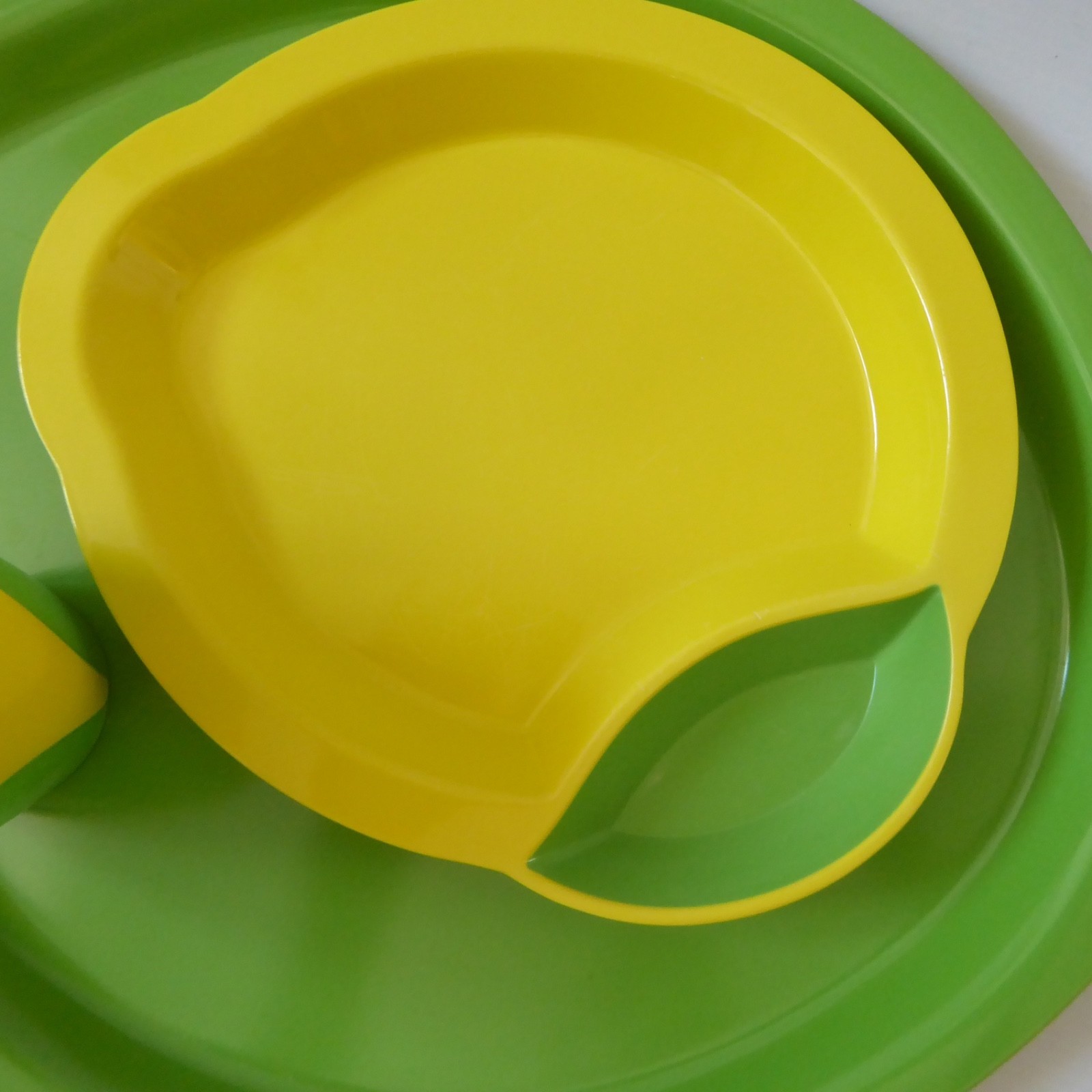 Robert Welch melamine kids lemon plate bowl, leaf tray & beaker. Green yellow - Image 6