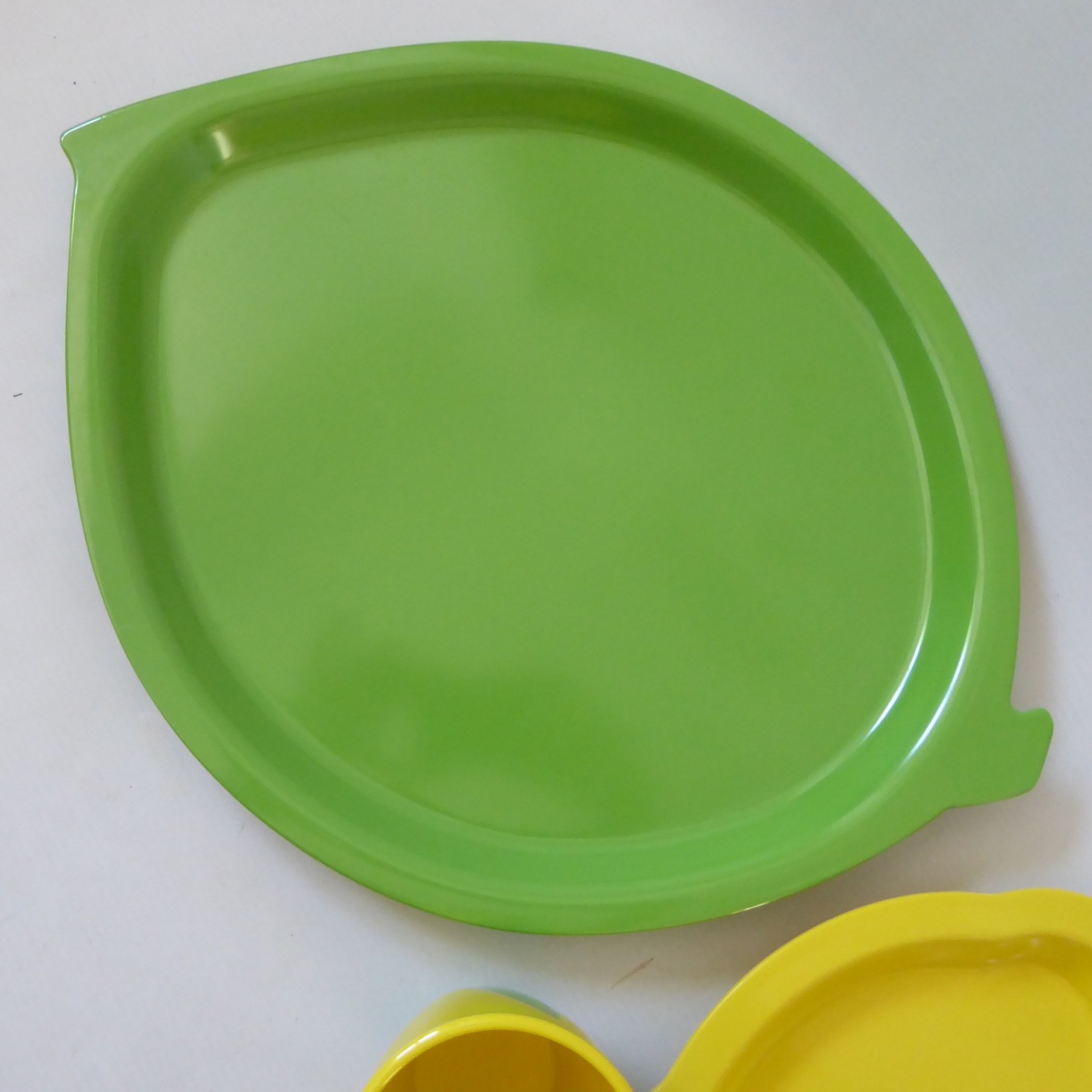 Robert Welch melamine kids lemon plate bowl, leaf tray & beaker. Green yellow - Image 7