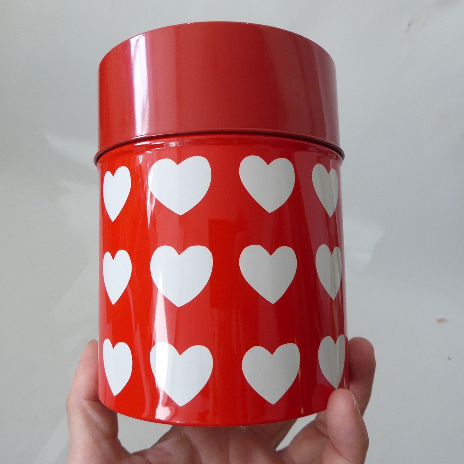 Vintage 1970s 1980s red & white love hearts storage tin canister. Retro cylinder - Image 4