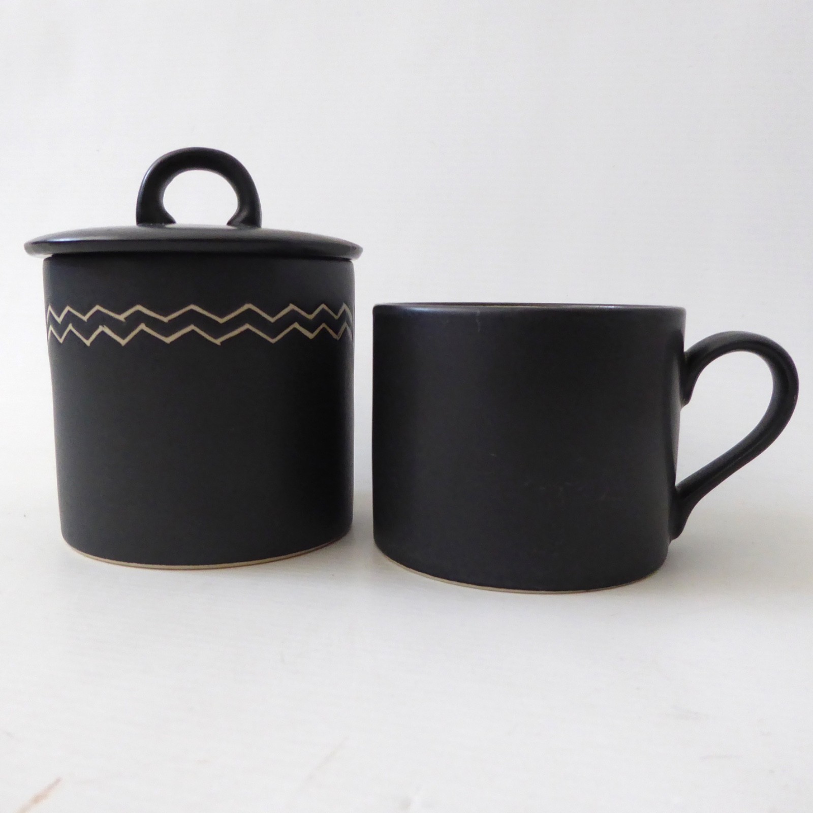 Vintage Habitat Sgraffito lidded sugar bowl + teacup. 1980s 1990s black & white - Image 3