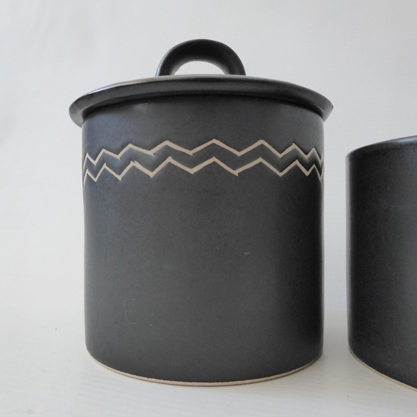 Vintage Habitat Sgraffito lidded sugar bowl + teacup. 1980s 1990s black & white - Image 4