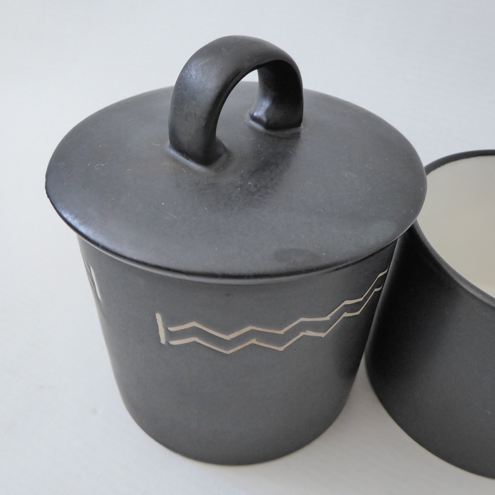 Vintage Habitat Sgraffito lidded sugar bowl + teacup. 1980s 1990s black & white - Image 6