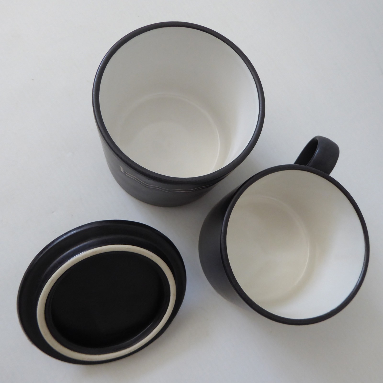 Vintage Habitat Sgraffito lidded sugar bowl + teacup. 1980s 1990s black & white - Image 8