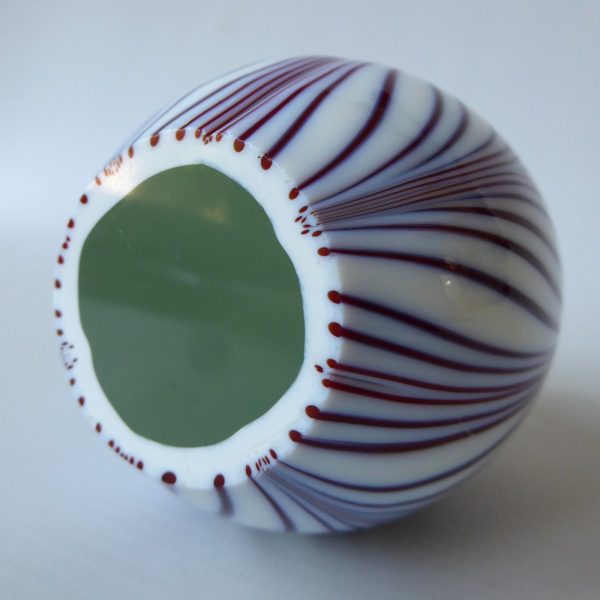 Vintage Murano art glass egg shaped paperweight ornament. Lines & white opaline - Image 11