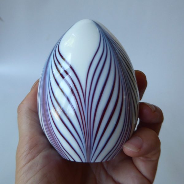 Vintage Murano art glass egg shaped paperweight ornament. Lines & white opaline - Image 3