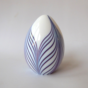 Vintage Murano art glass egg shaped paperweight ornament. Lines & white opaline