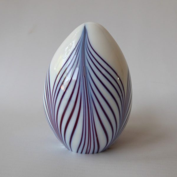 Vintage Murano art glass egg shaped paperweight ornament. Lines & white opaline - Image 5