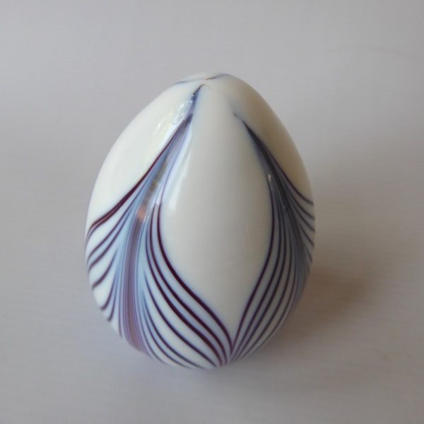 Vintage Murano art glass egg shaped paperweight ornament. Lines & white opaline - Image 6
