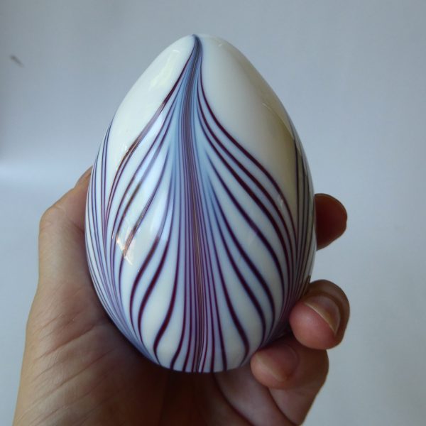 Vintage Murano art glass egg shaped paperweight ornament. Lines & white opaline - Image 8