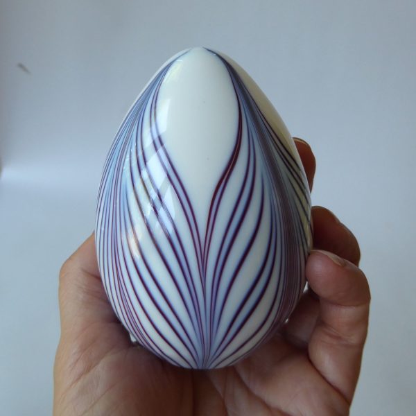 Vintage Murano art glass egg shaped paperweight ornament. Lines & white opaline - Image 9