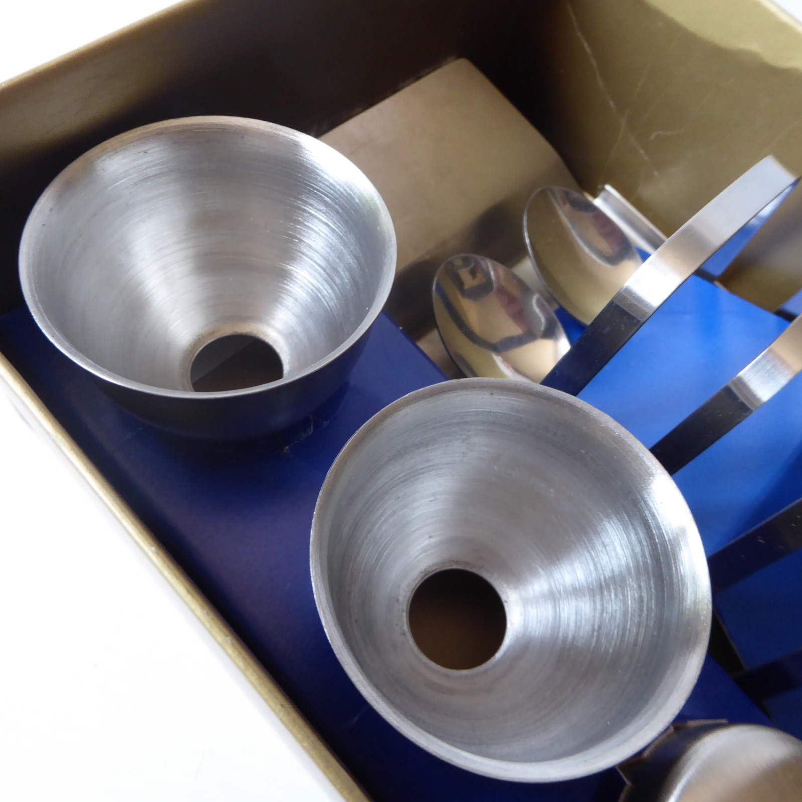 Boxed new 1970s breakfast set, egg cups, toast rack, salt pepper shakers, spoons - Image 6