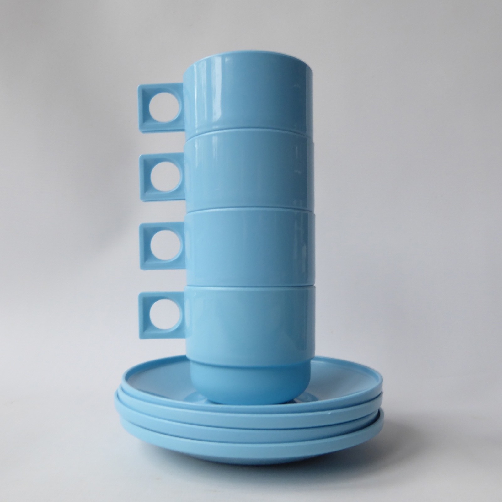 Brexton 4 cups & saucers, vintage baby blue plastic. From picnic hamper set, 60s - Image 5