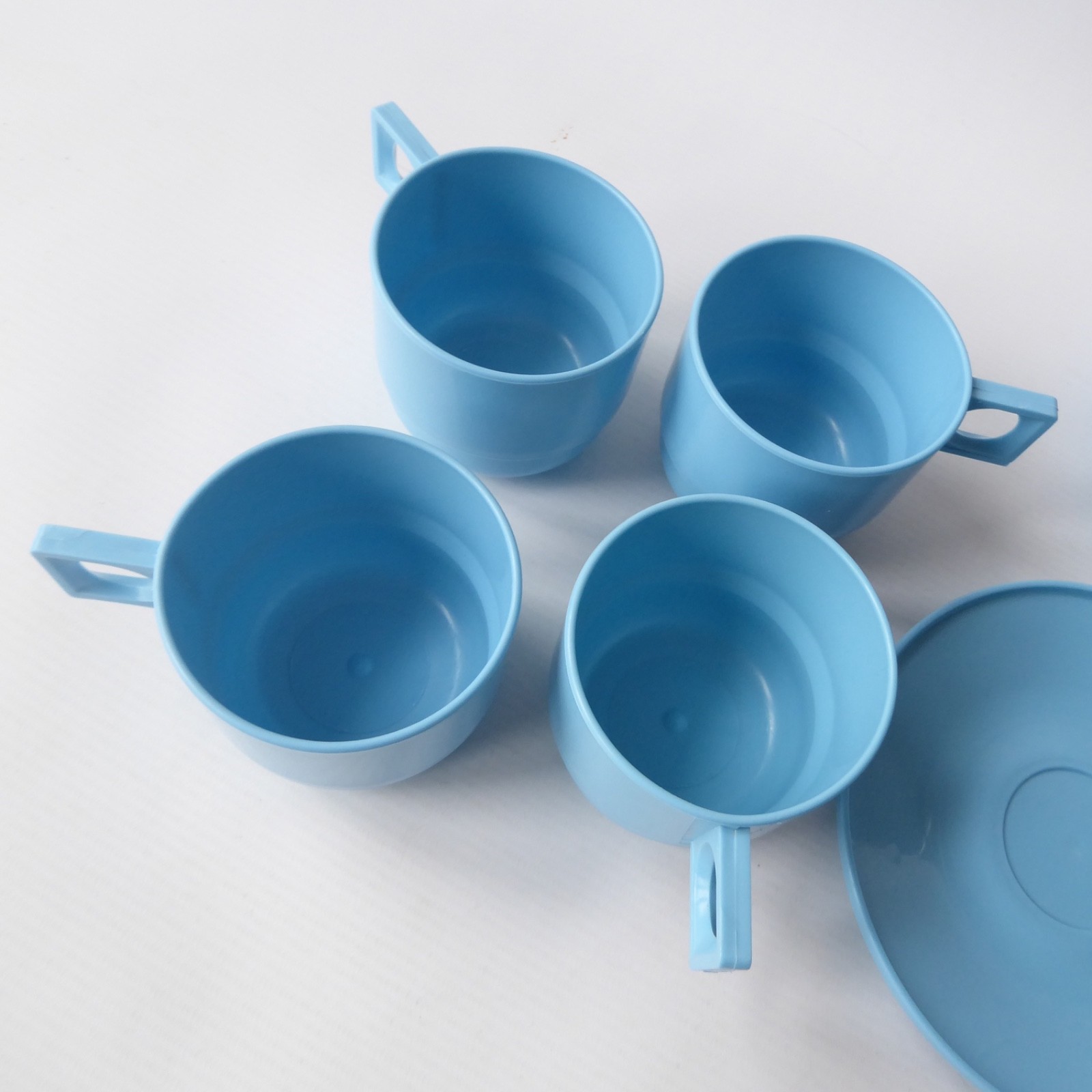 Brexton 4 cups & saucers, vintage baby blue plastic. From picnic hamper set, 60s - Image 10