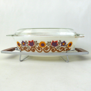 JAJ Pyrex Briarwood opal glass oval casserole dish 524 + lid + stand. 70s retro