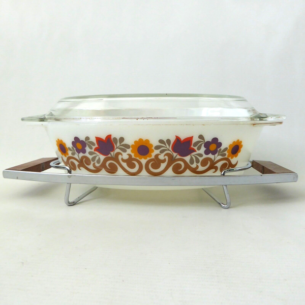 JAJ Pyrex Briarwood opal glass oval casserole dish 524 + lid + stand. 70s retro