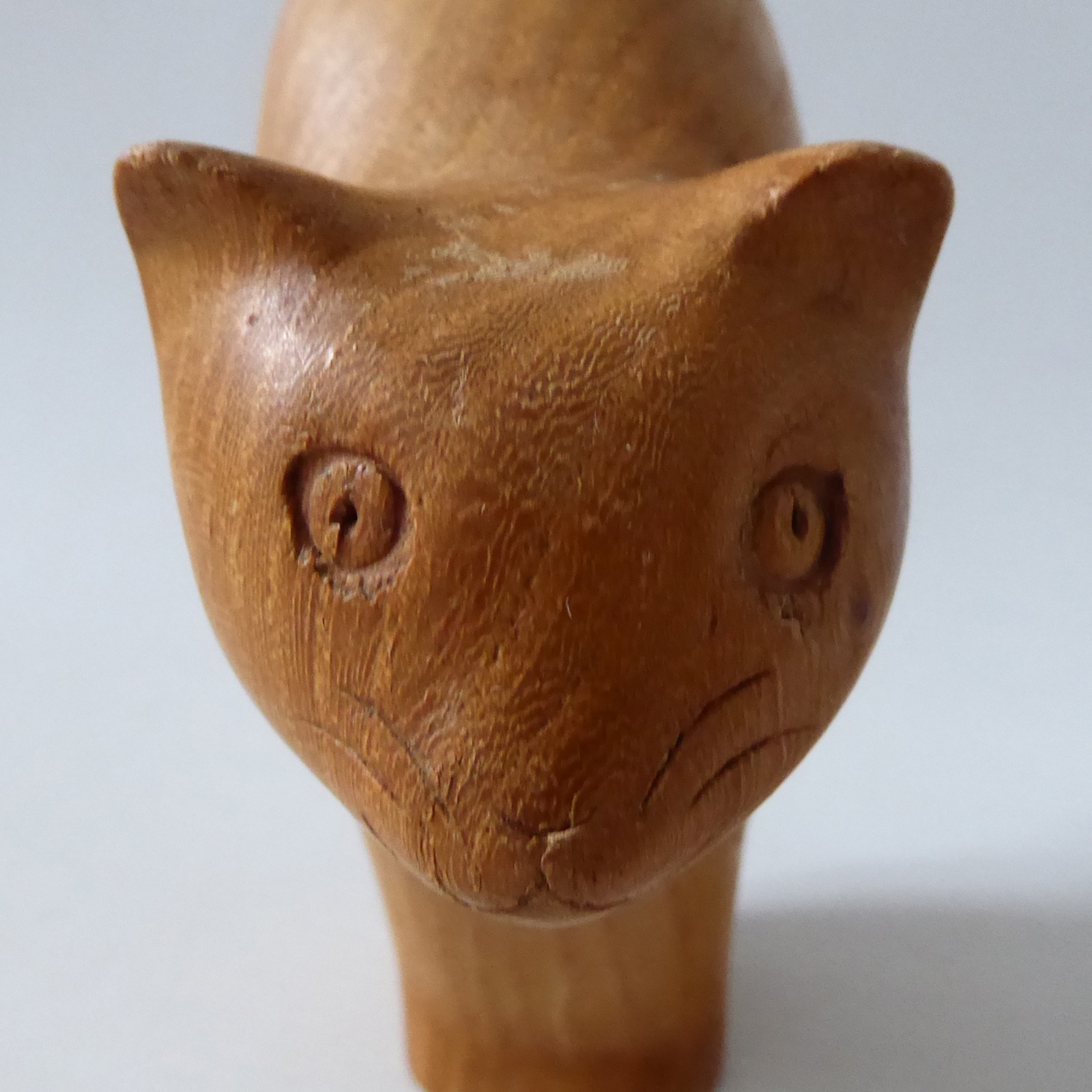 Jim Hunter carved elm blond wood cat figurine, modernist minimalist standing - Image 7