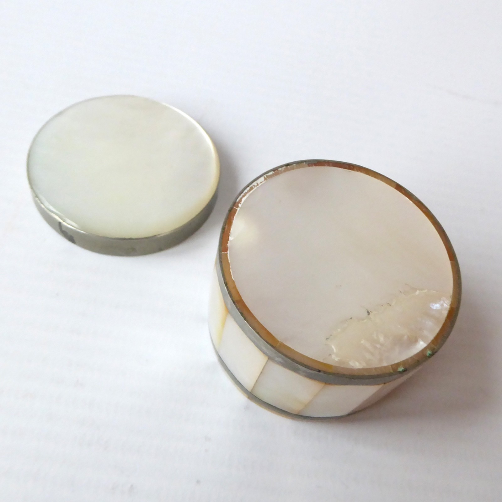 Mother of pearl shell trinket pill box container pot, white metal. Vintage small - Image 11