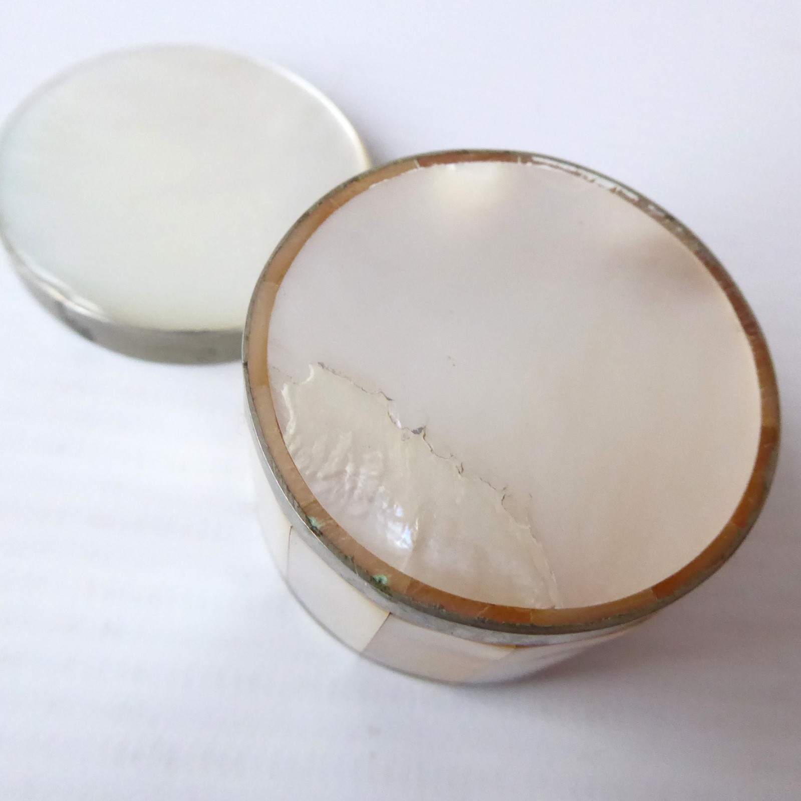 Mother of pearl shell trinket pill box container pot, white metal. Vintage small - Image 12