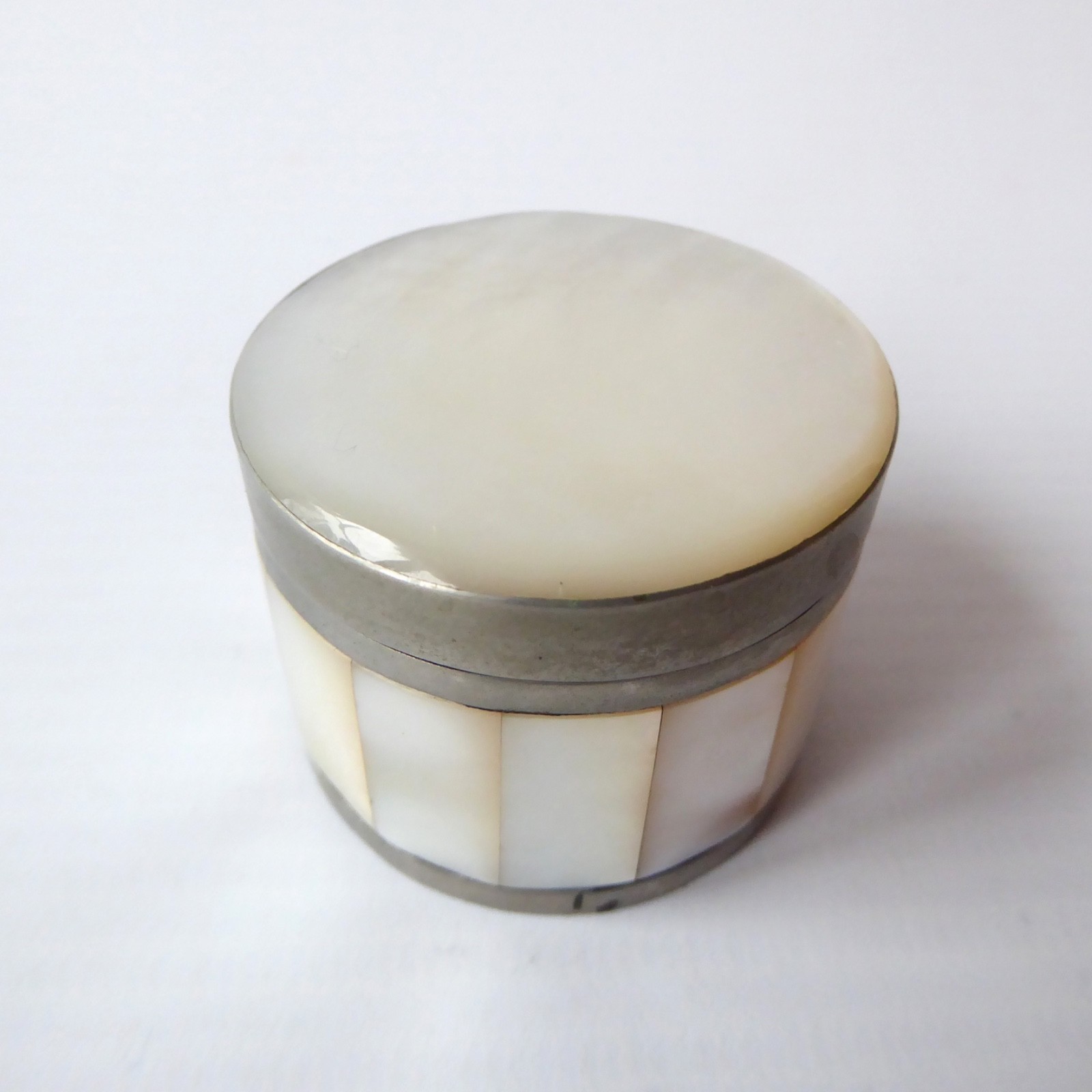 Mother of pearl shell trinket pill box container pot, white metal. Vintage small - Image 3