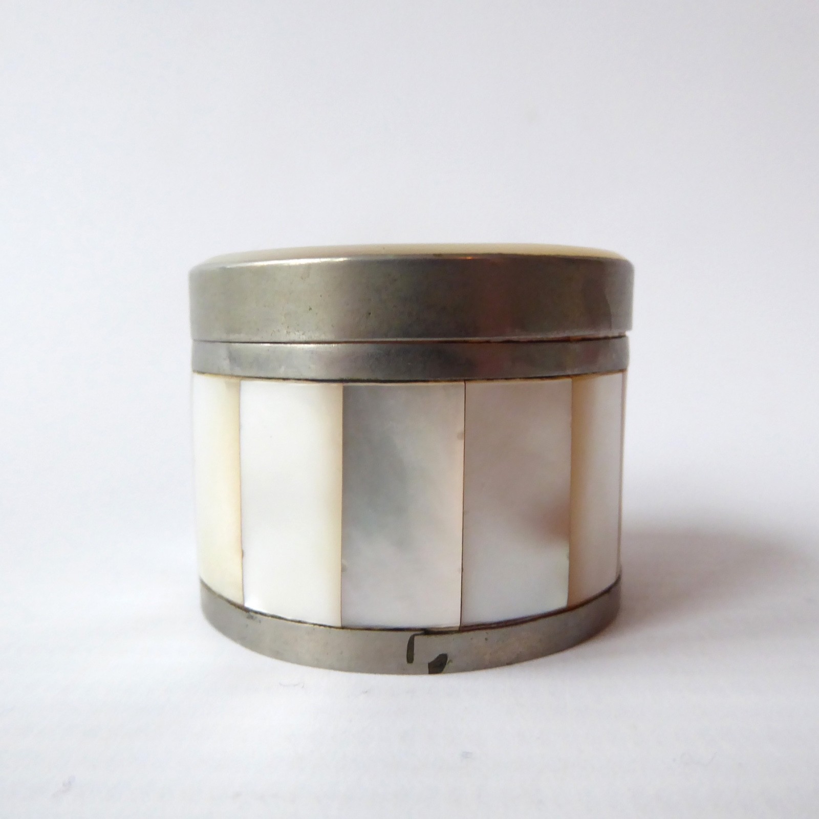 Mother of pearl shell trinket pill box container pot, white metal. Vintage small - Image 4