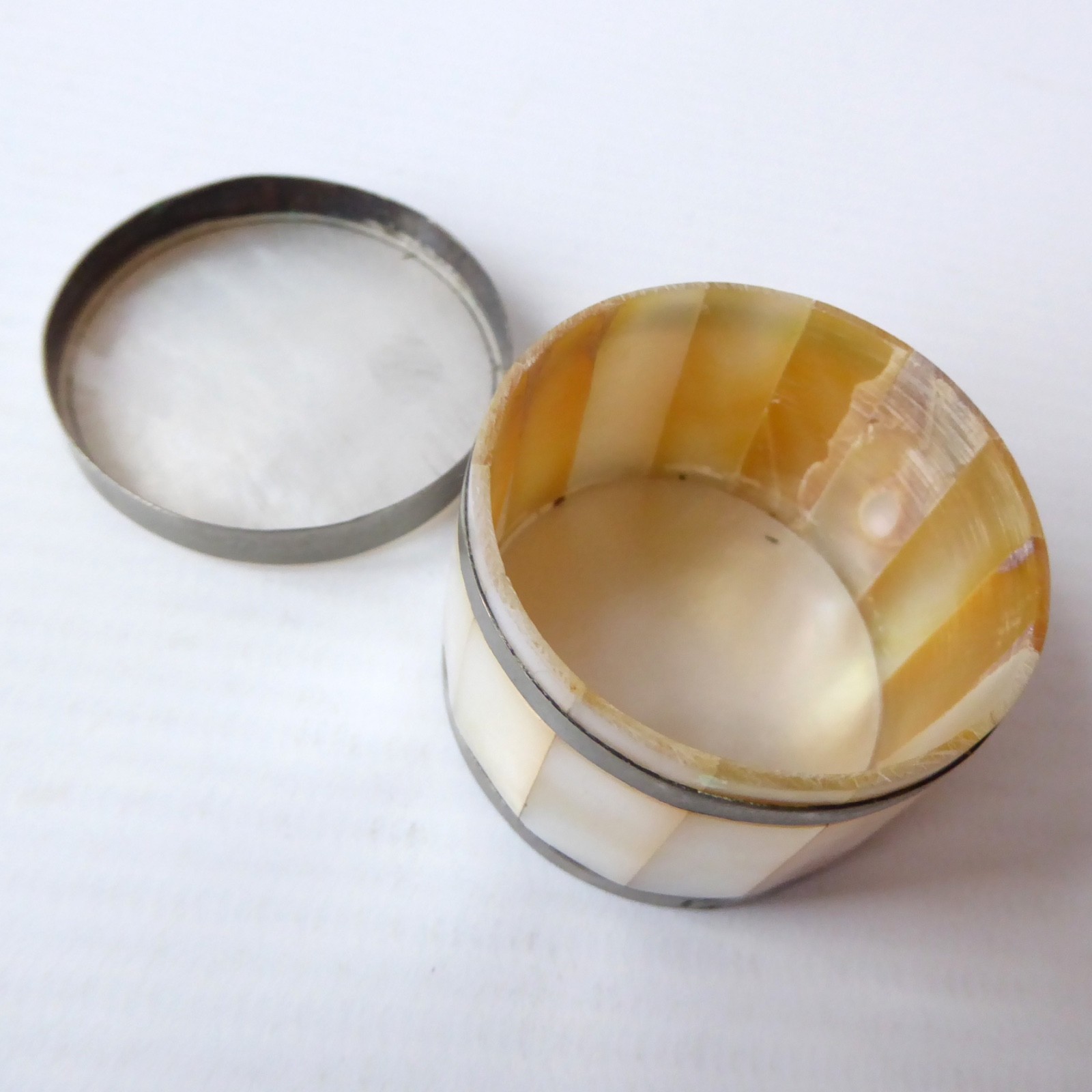 Mother of pearl shell trinket pill box container pot, white metal. Vintage small - Image 8