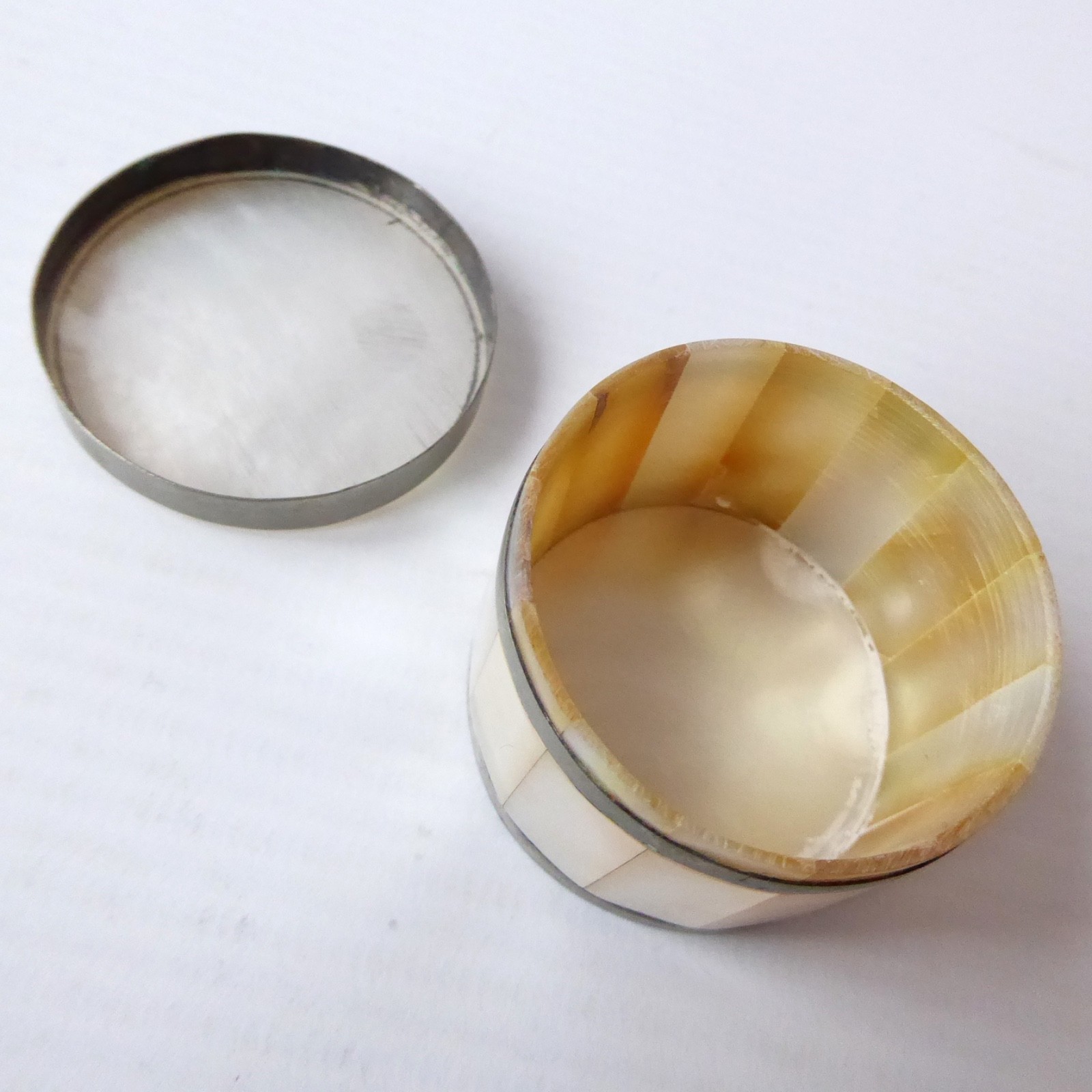 Mother of pearl shell trinket pill box container pot, white metal. Vintage small - Image 9