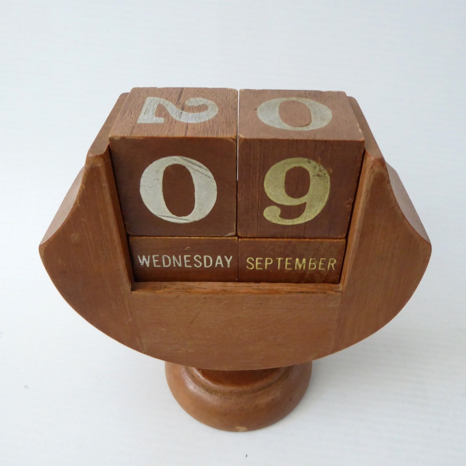 Perpetual desk calendar, wooden date blocks. Vintage Wood, mid century retro - Image 4