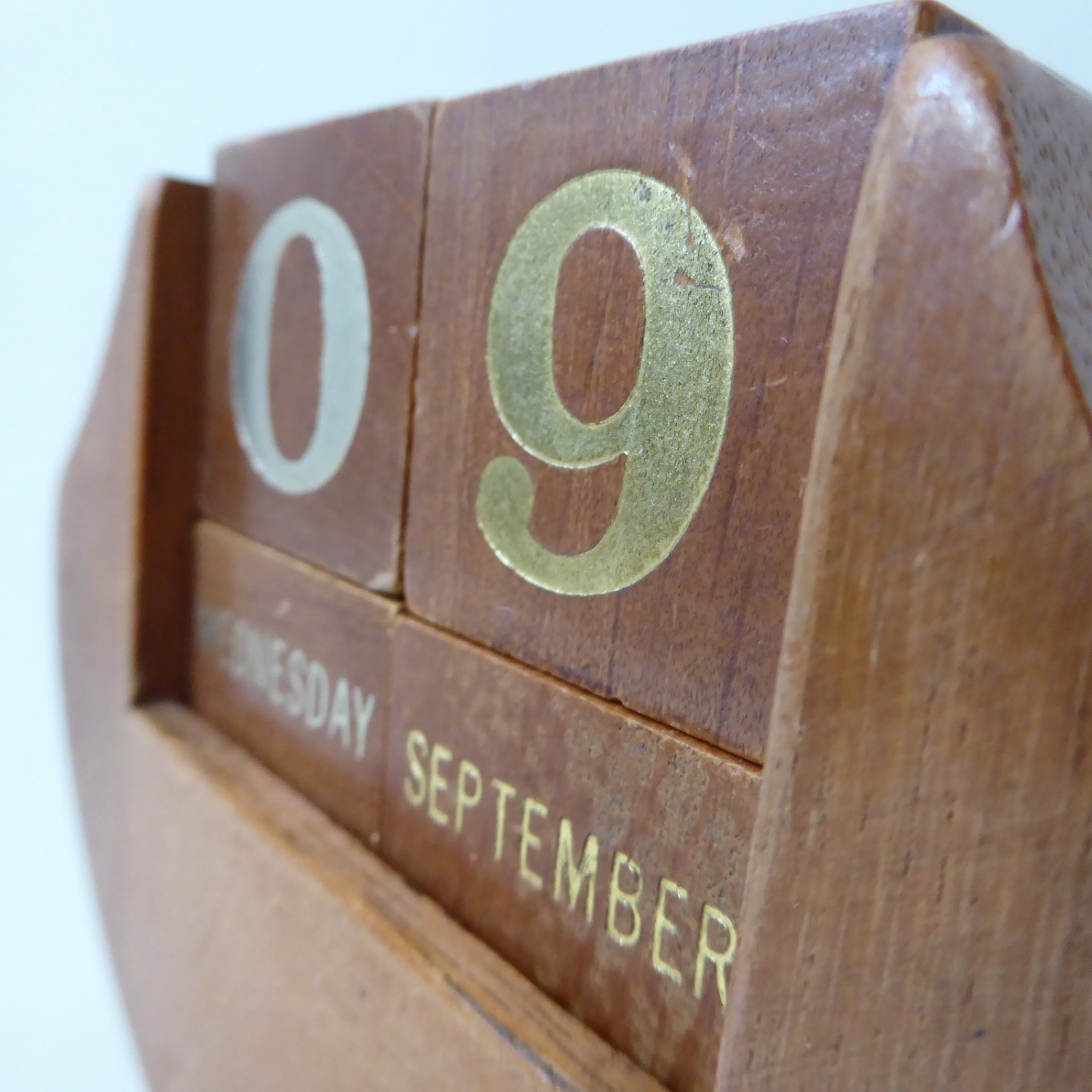Perpetual desk calendar, wooden date blocks. Vintage Wood, mid century retro - Image 5