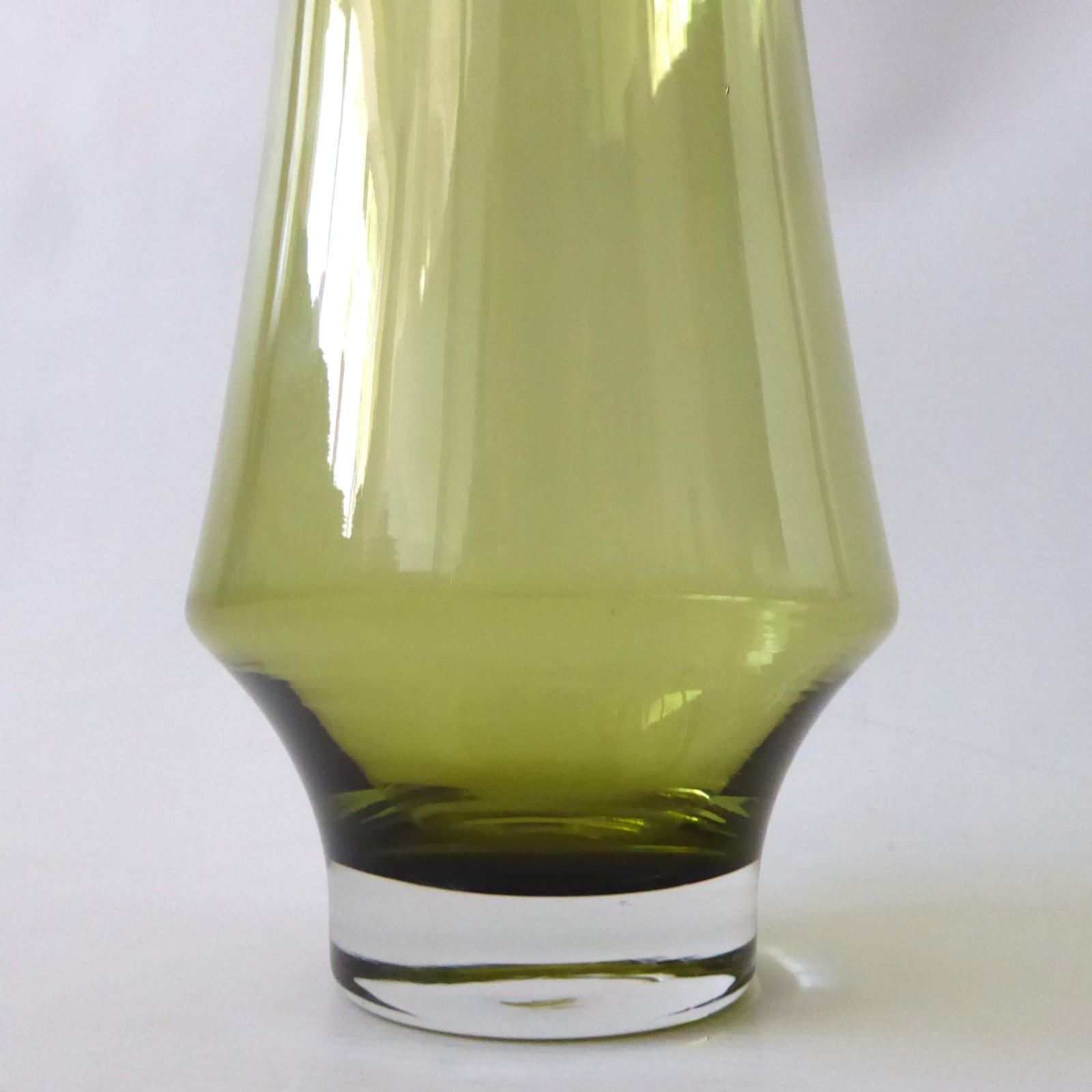 Riihimaki 1374 tall vintage art glass vase, olive green Finland Riihimaen Lasi - Image 3