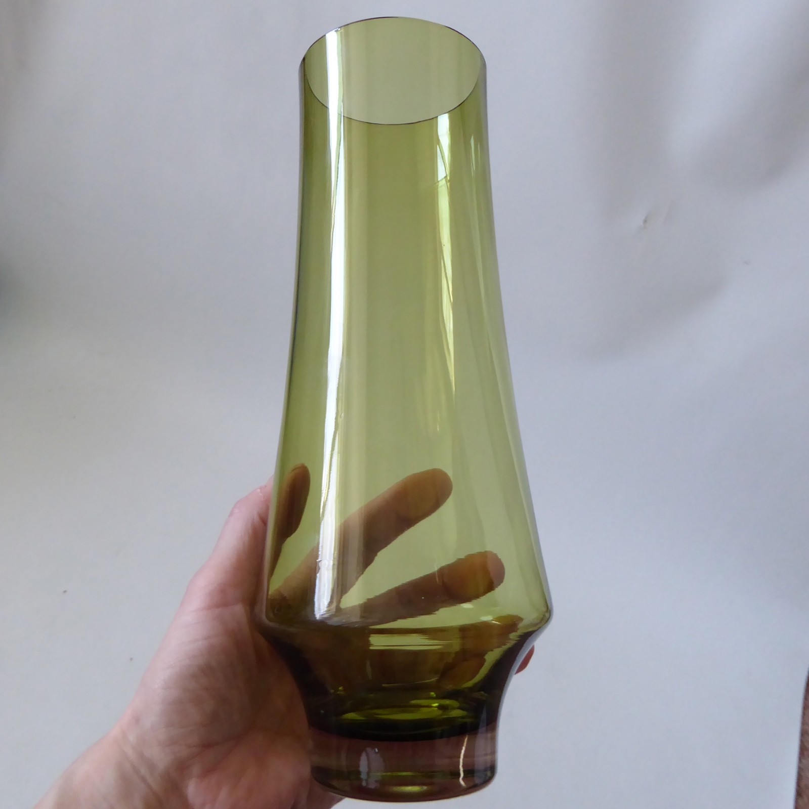 Riihimaki 1374 tall vintage art glass vase, olive green Finland Riihimaen Lasi - Image 4
