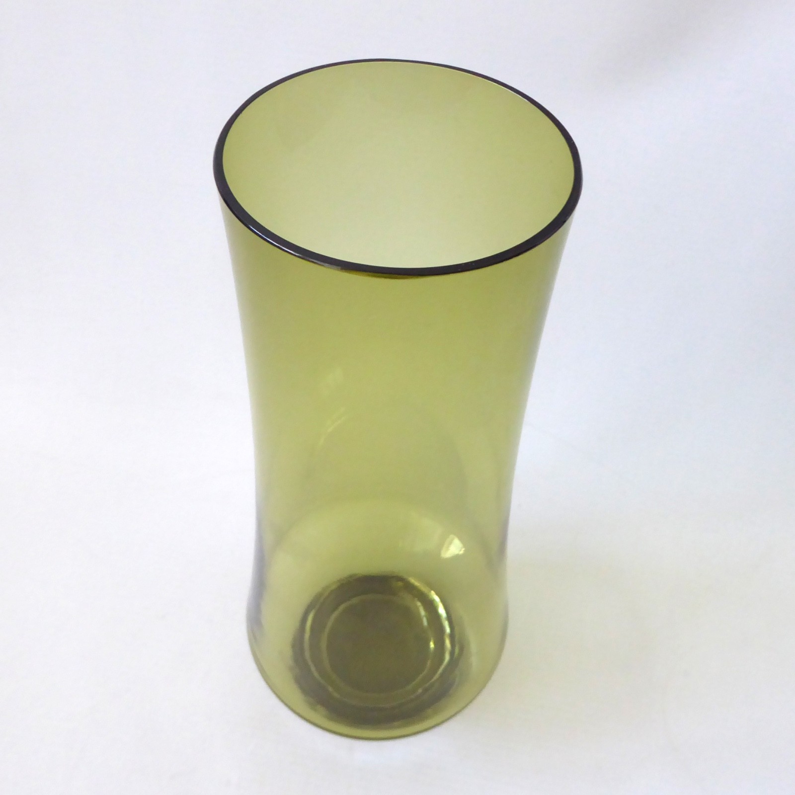 Riihimaki 1374 tall vintage art glass vase, olive green Finland Riihimaen Lasi - Image 6