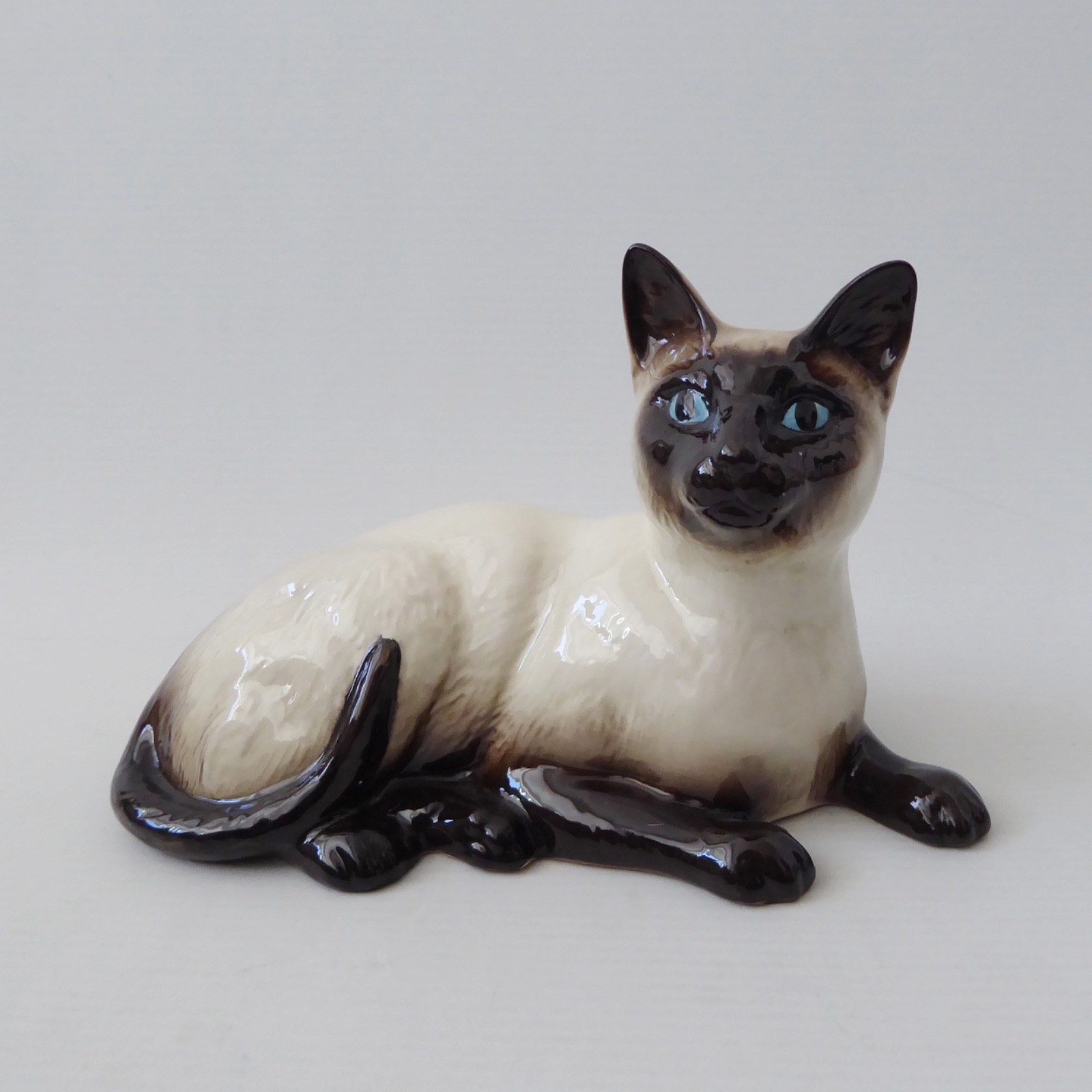 Royal Doulton 1559, vintage siamese laying cat figurine figure ornament statue - Image 2