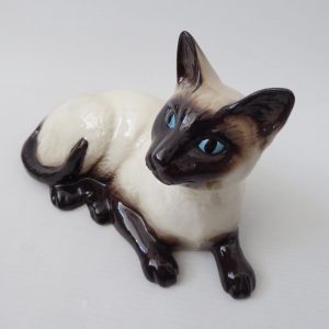 Royal Doulton 1559, vintage siamese laying cat figurine figure ornament statue
