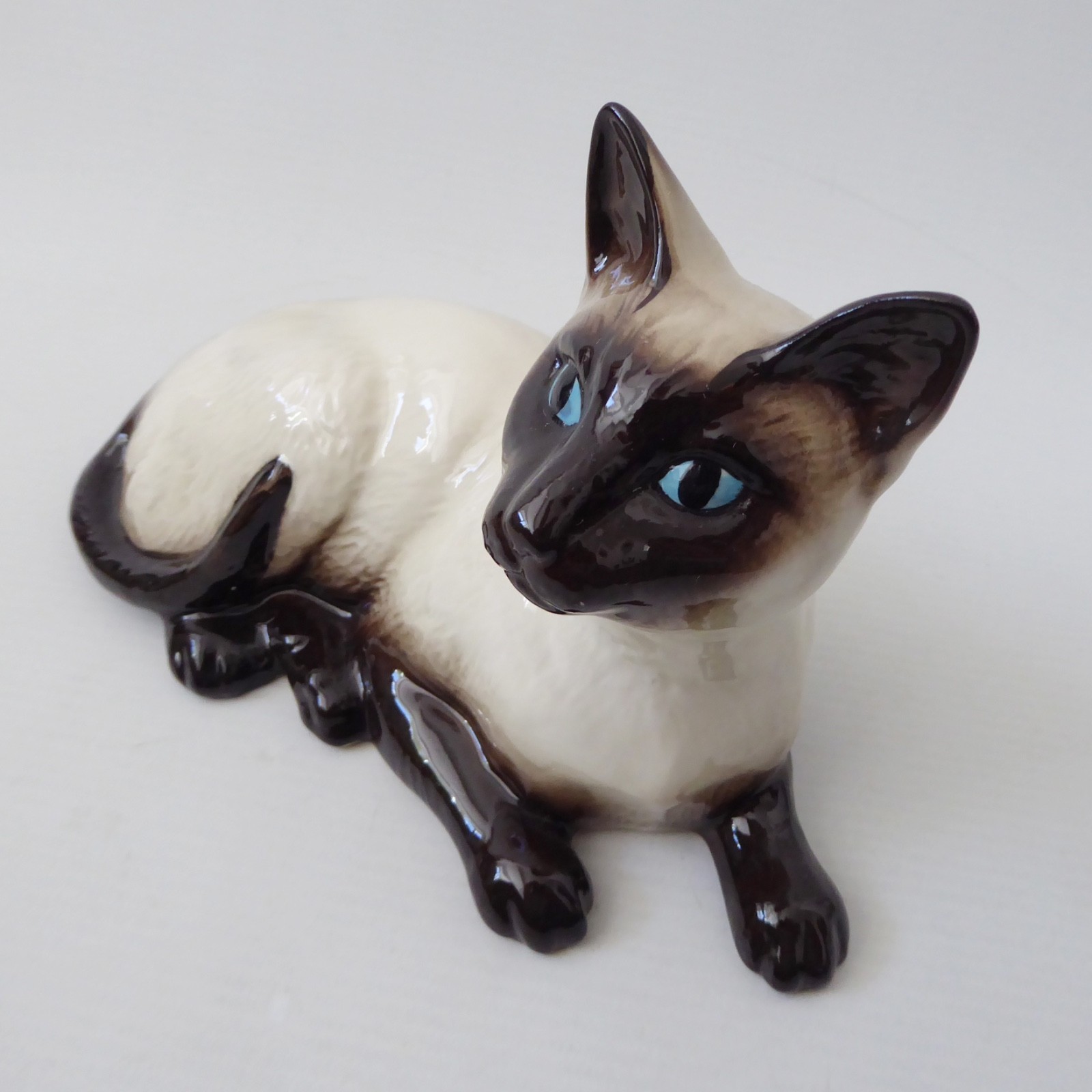 Royal Doulton 1559, vintage siamese laying cat figurine figure ornament statue