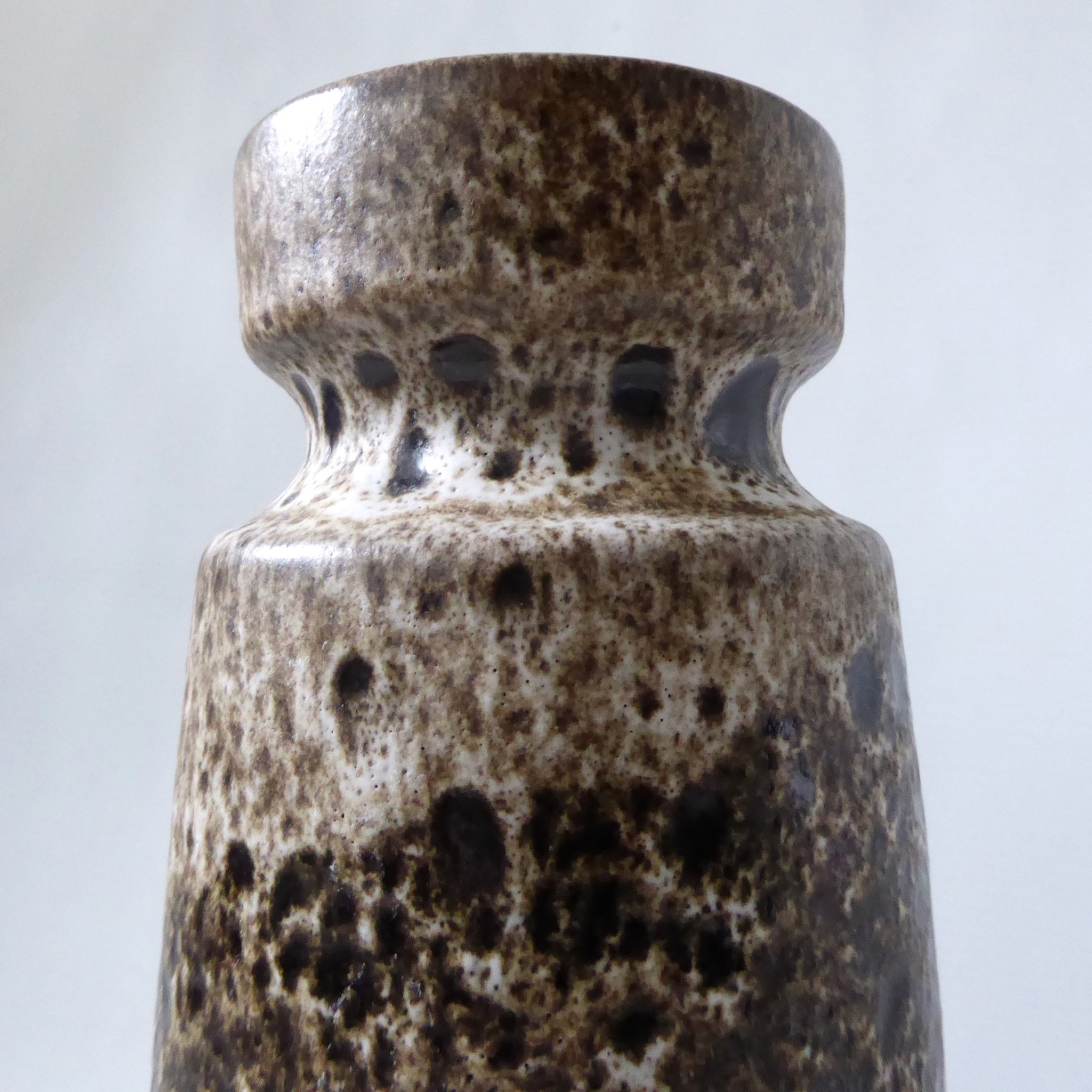 Scheurich 242-22 pottery vase, cream & dark brown, Fat Lava era, West German pot - Image 4