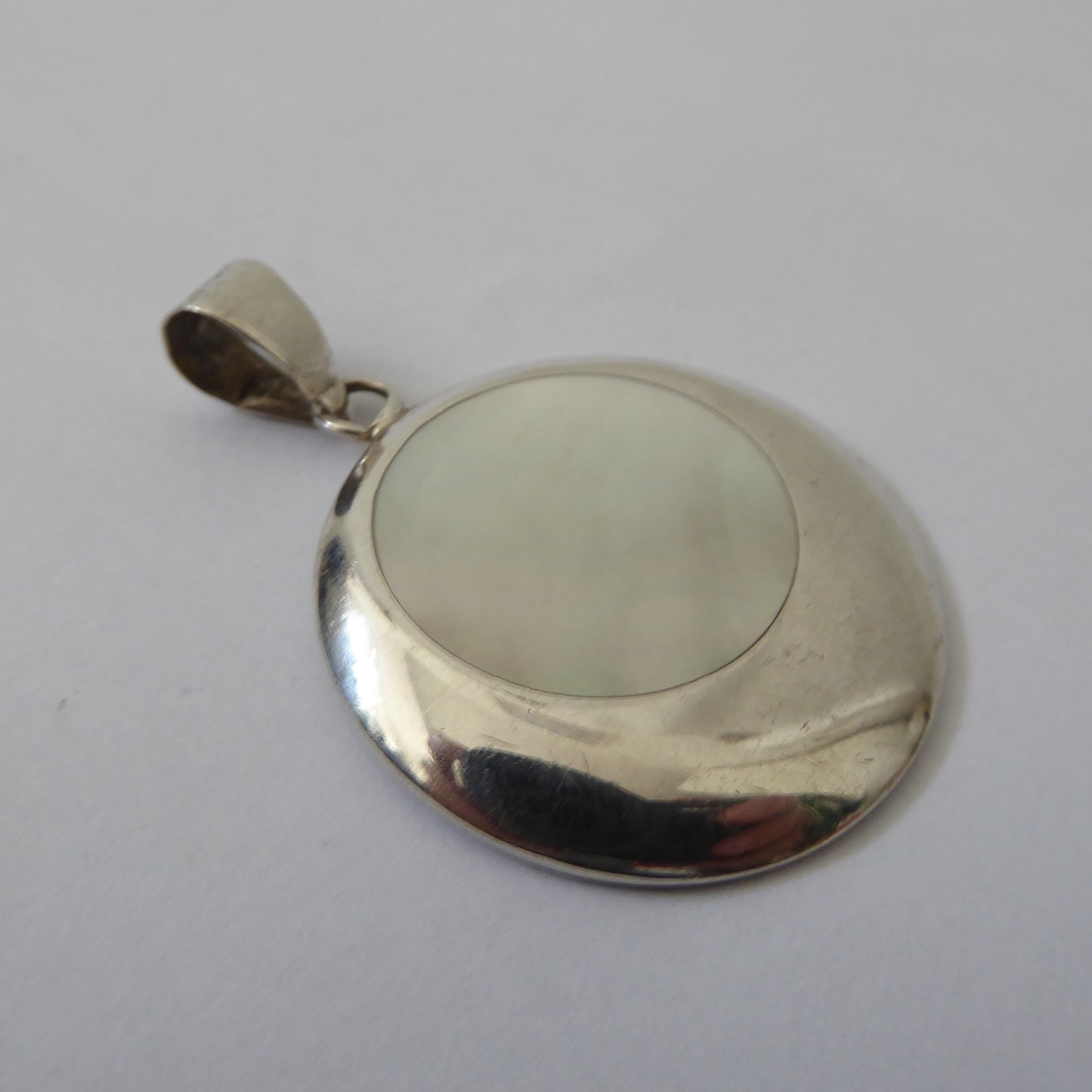 Sterling 925 silver modernist pendant with round inset flat white pearl shell. - Image 3