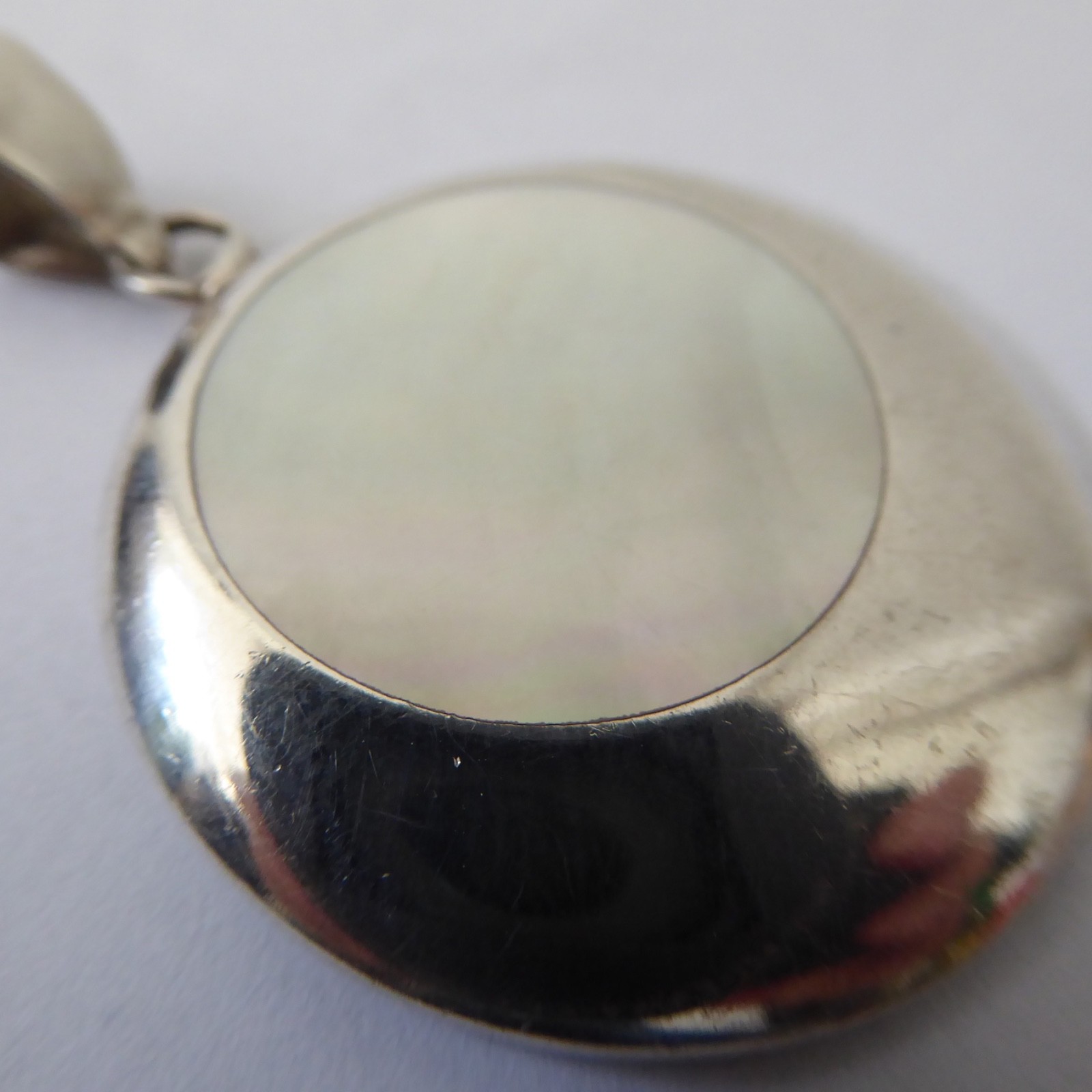 Sterling 925 silver modernist pendant with round inset flat white pearl shell. - Image 4