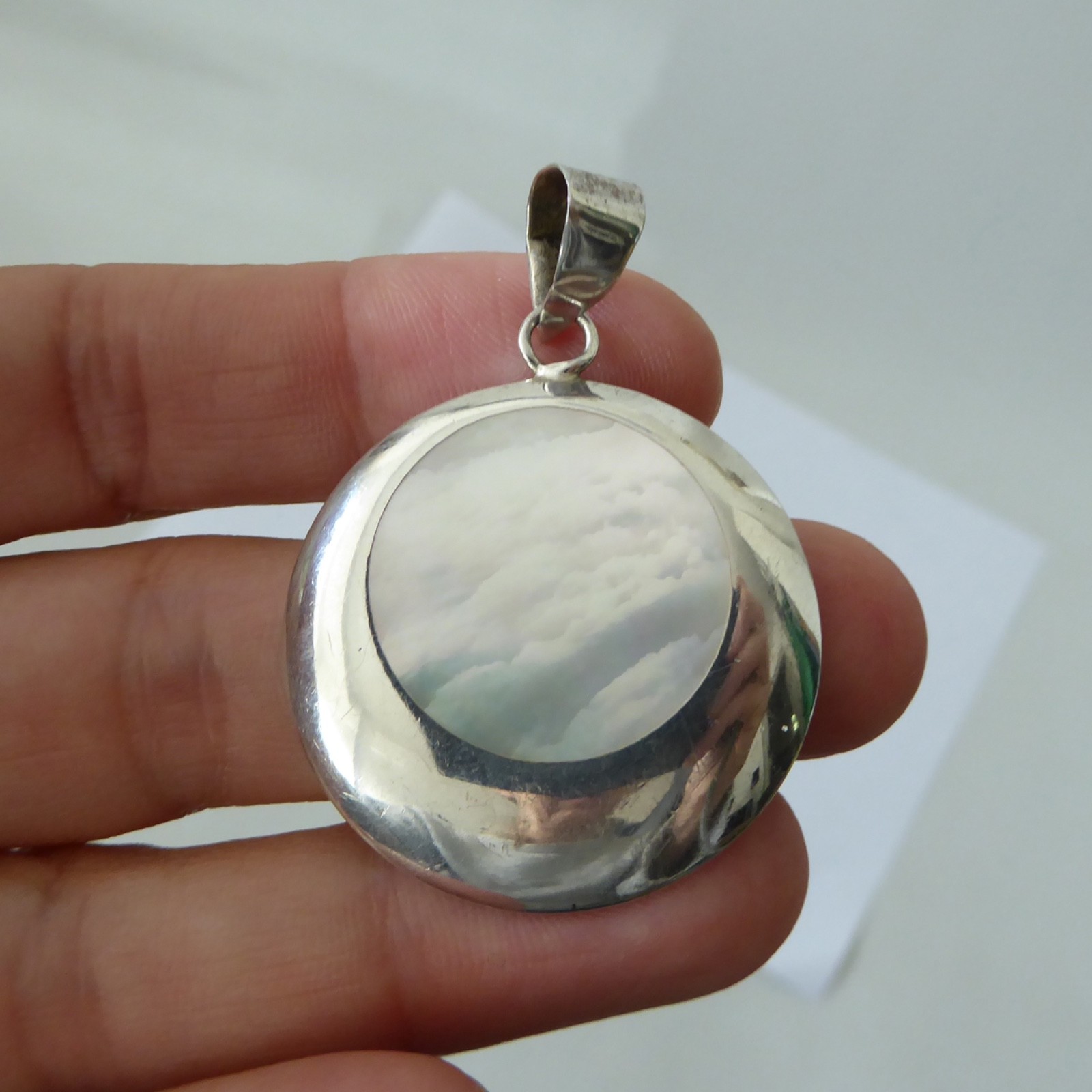 Sterling 925 silver modernist pendant with round inset flat white pearl shell. - Image 5