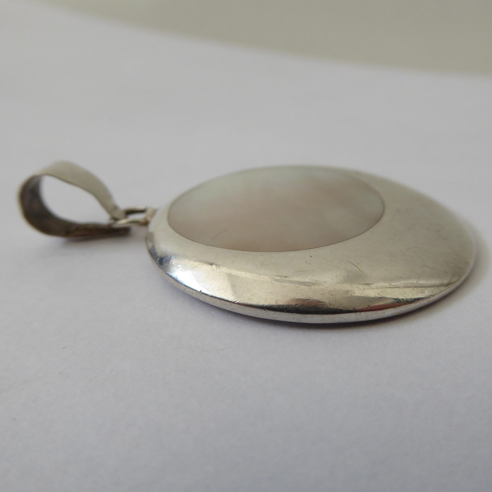 Sterling 925 silver modernist pendant with round inset flat white pearl shell. - Image 6