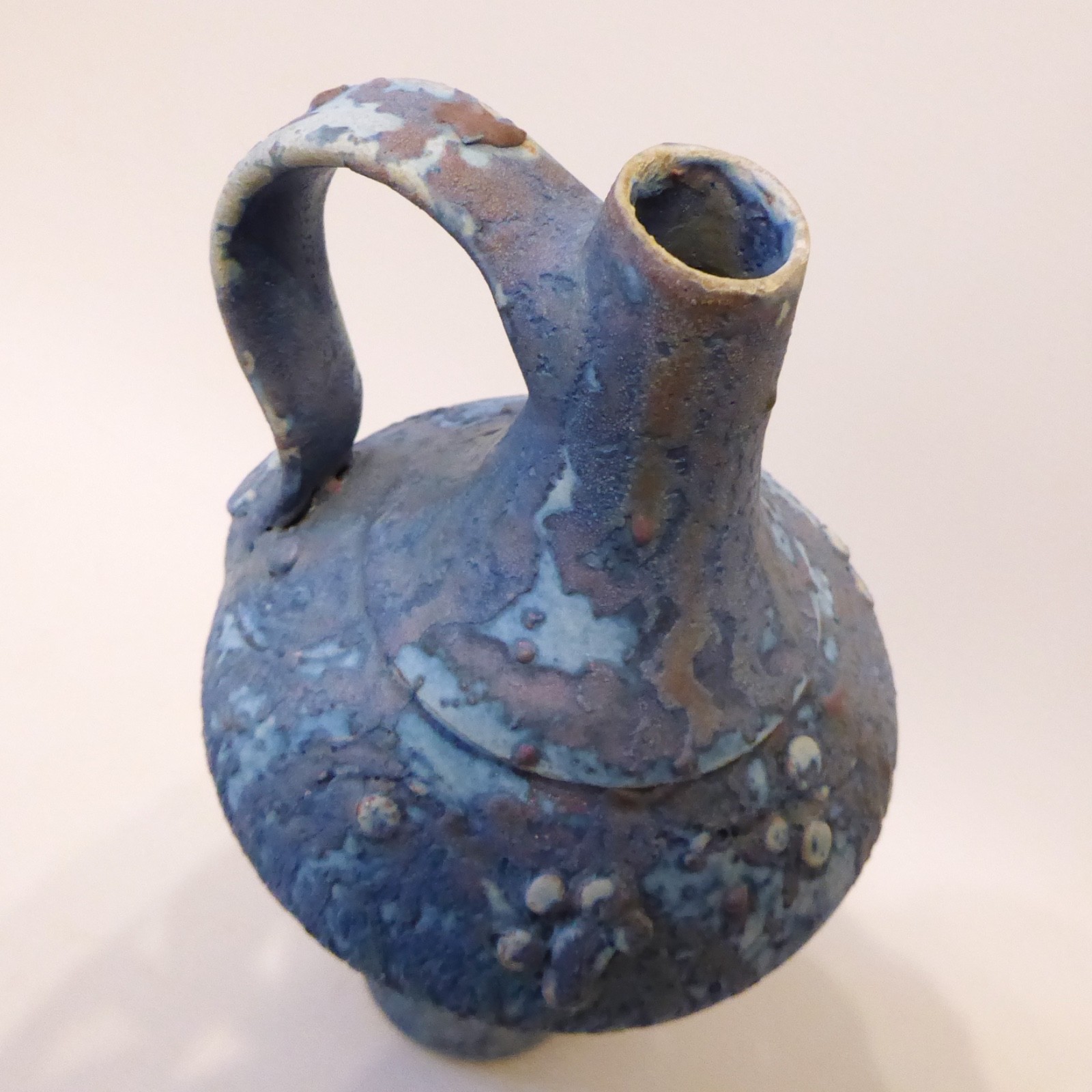 Vintage studio art pottery vase signed AW or MV blue alien skin textured +handle - Image 10