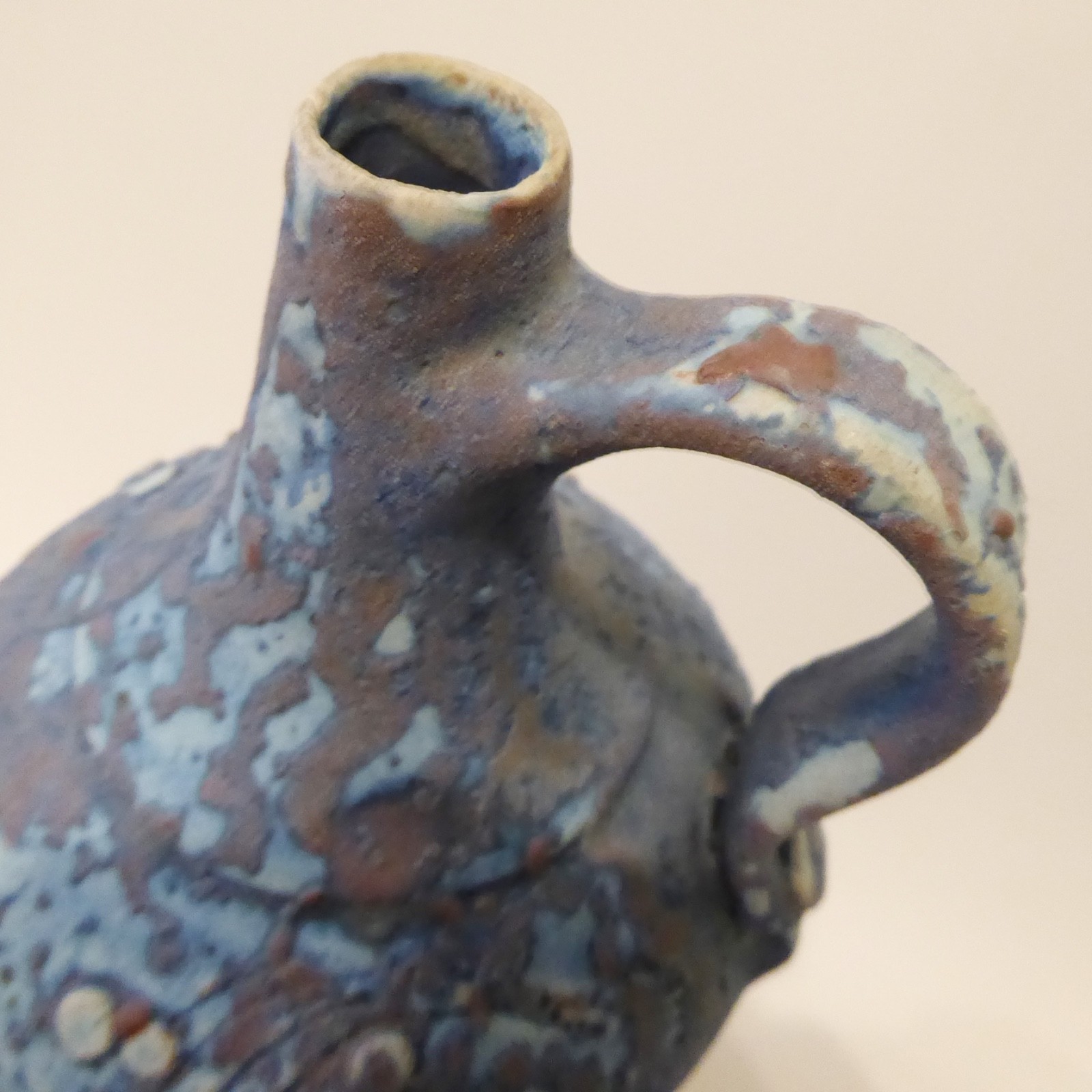 Vintage studio art pottery vase signed AW or MV blue alien skin textured +handle - Image 11