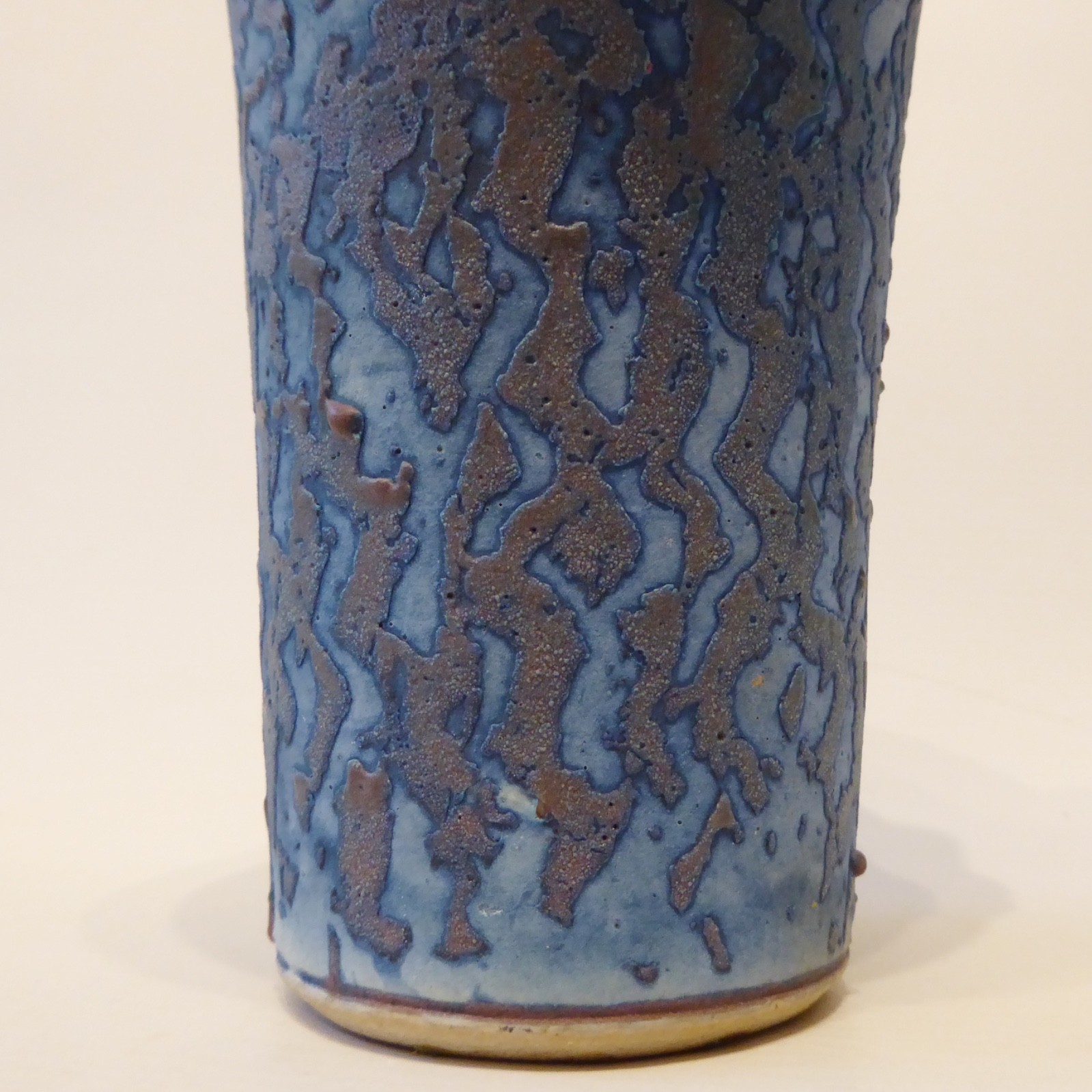 Vintage studio art pottery vase signed AW or MV blue alien skin textured +handle - Image 12