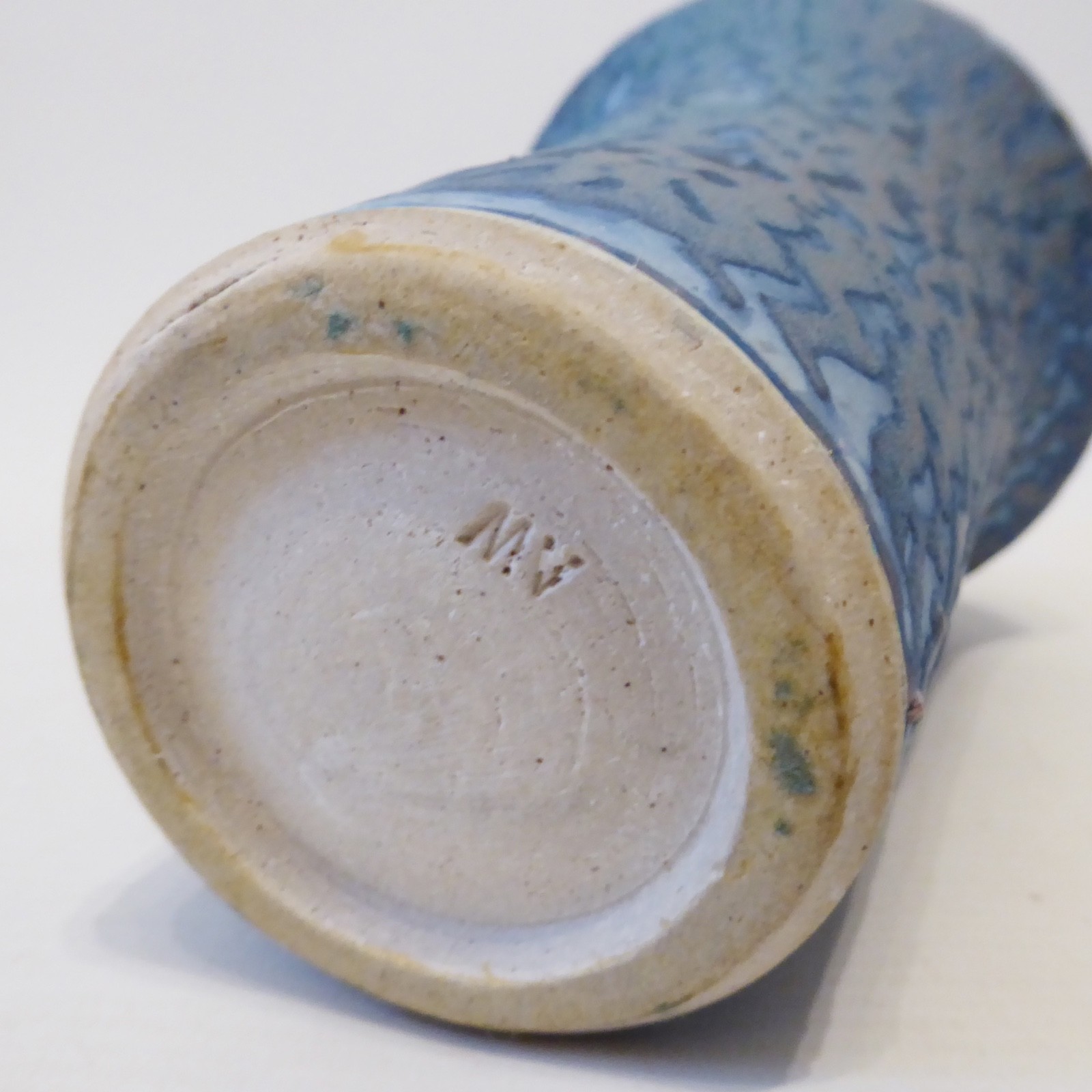 Vintage studio art pottery vase signed AW or MV blue alien skin textured +handle - Image 13
