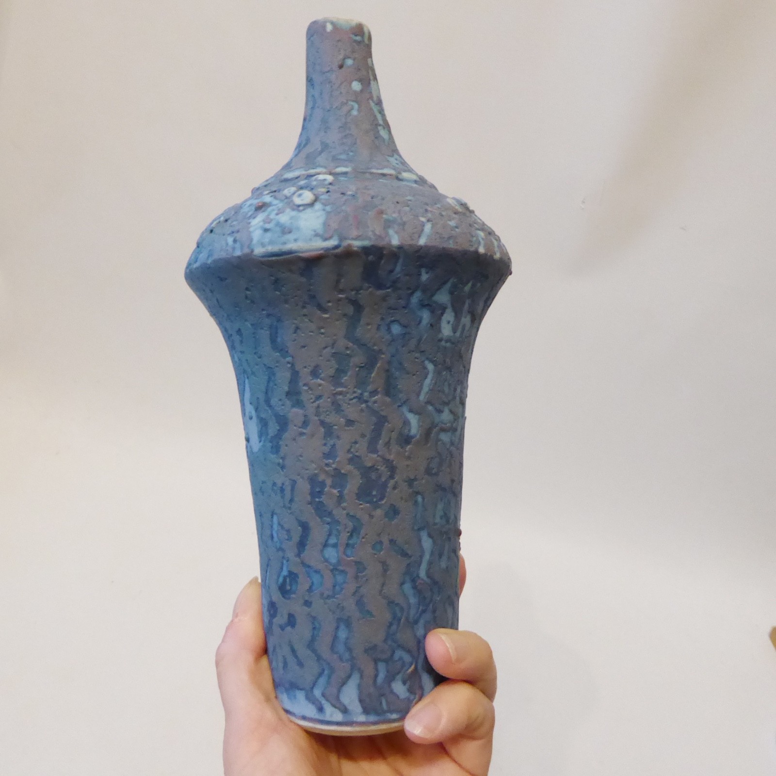 Vintage studio art pottery vase signed AW or MV blue alien skin textured +handle - Image 4