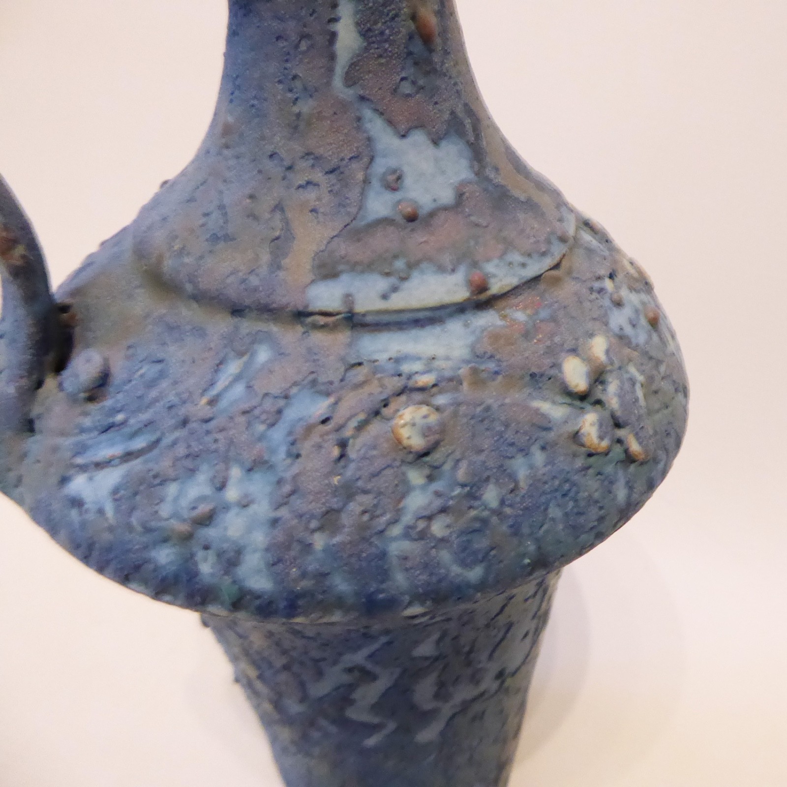 Vintage studio art pottery vase signed AW or MV blue alien skin textured +handle - Image 8